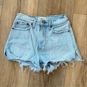 Abercrombie‎ & Fitch The Mom Short High Rise Light Wash Size 25/0 Curve Love